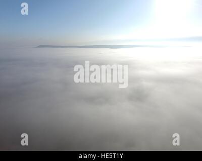 Nebel hüllt die Eisenzeit Fort auf Mount Caburn, Lewes, in der South Downs National Park Stockfoto