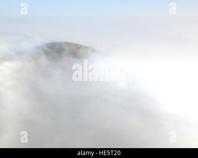 Nebel hüllt die Eisenzeit Fort auf Mount Caburn, Lewes, in der South Downs National Park Stockfoto