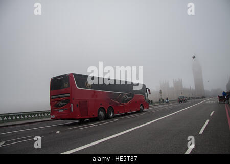 London, UK. 17. Dezember 2016. Big Ben-Tower ist unsichtbar unter dichtem Nebel © Amer Ghazzal/Alamy Live-Nachrichten Stockfoto