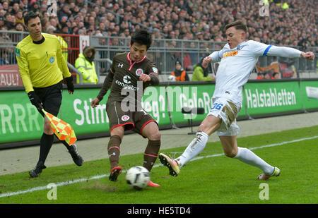 Hamburg, Deutschland. 17. Dezember 2016. St. Pauli's Ryo Miyaichi (l) und der Stadt Bochum Nils Quaschner wetteifern um die Kugel während der 2. deutschen Bundesliga-Fußballspiel zwischen FC St. Pauli und VfL Bochum beim Millerntor-Stadion in Hamburg, Deutschland, 17. Dezember 2016. (EMBARGO Bedingungen - Achtung: aufgrund der Akkreditierungsrichtlinien die DFL nur erlaubt die Veröffentlichung und Nutzung von bis zu 15 Bilder pro Spiel im Internet und in Online-Medien während des Spiels.) Foto: Axel Heimken/Dpa/Alamy Live News Stockfoto