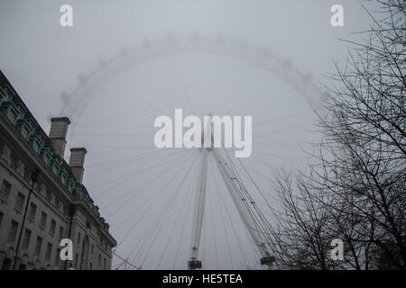 London, UK. 17. Dezember 2016. London Eye unter dichtem Nebel bedeckt © Amer Ghazzal/Alamy Live-Nachrichten Stockfoto