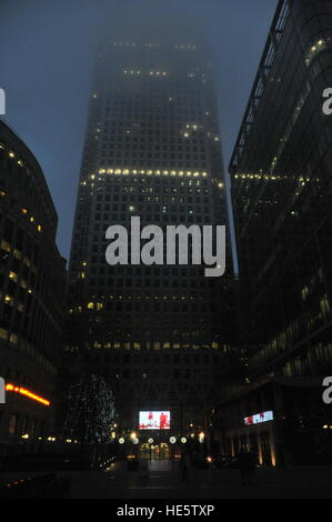 London, UK. 17. Dezember 2016. Start in den nebligen Morgen über Canary Wharf und Billingsgate Fischmarkt. © JOHNNY ARMSTEAD/Alamy Live-Nachrichten Stockfoto