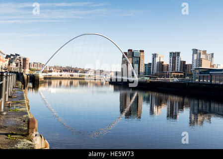 Newcastle, UK, 17. Dezember 2016.  Schönen sonnigen Morgen mit Blick auf den Tyne mit Bambuco Brücke/Gateshead Millennium Bridge im Hintergrund spiegelt sich im Wasser. © Pmgimaging/Alamy Live-Nachrichten Stockfoto