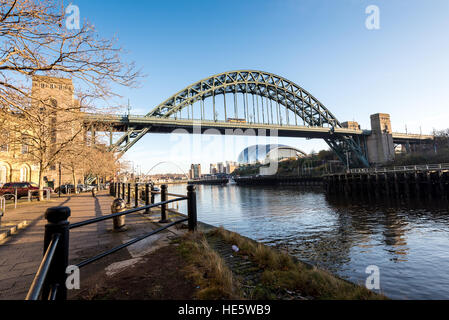 Newcastle, UK, 17. Dezember 2016.  Schönen sonnigen Morgen mit Blick auf den Tyne, Tyne Bridge im Hintergrund, Newcastle mit einem Spiegelbild im Wasser. © Pmgimaging/Alamy Live-Nachrichten Stockfoto