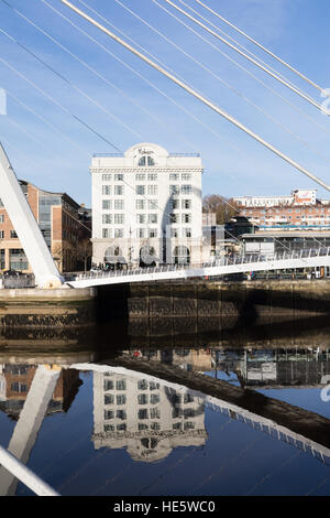 Newcastle Upon Tyne, UK 17. Dezember 2016.    Schönen sonnigen Tag entlang der Tyne in zentrale Newcastle. Malmaison Hotel und ein Teil der Brücke Jahrtausends mit Reflexion. Copyright Carol Moir/Alamy Live-Nachrichten. Stockfoto