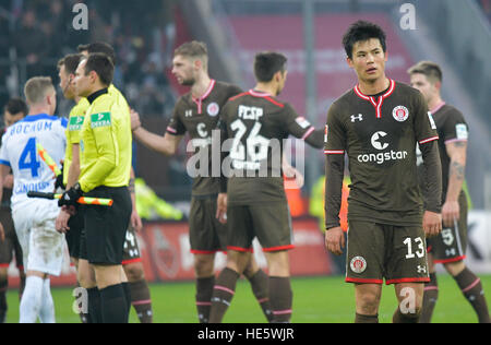 Hamburg, Deutschland. 17. Dezember 2016. St. Pauli's Ryo Miyaichi verlässt das Spielfeld nach die 2. deutschen Bundesliga-Fußball-Spiel zwischen FC St. Pauli und VfL Bochum beim Millerntor-Stadion in Hamburg, Deutschland, 17. Dezember 2016. (EMBARGO Bedingungen - Achtung: aufgrund der Akkreditierungsrichtlinien die DFL nur erlaubt die Veröffentlichung und Nutzung von bis zu 15 Bilder pro Spiel im Internet und in Online-Medien während des Spiels.) Foto: Axel Heimken/Dpa/Alamy Live News Stockfoto