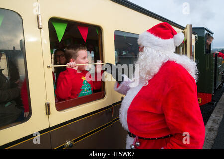 Aberystwyth, Wales, UK. Samstag, 17. Dezember 2016.    Familien und Kinder freuen sich über einen Besuch vom Weihnachtsmann auf einer Reise auf die Vale des Rheidol; Schmalspur-Eisenbahn "Santa Special" Dampf-Zug vom Bahnhof in Aberystwyth Wales UK Foto © Keith Morris/Alamy Live News Stockfoto