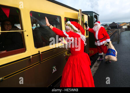 Aberystwyth, Wales, UK. Samstag, 17. Dezember 2016.    Familien und Kinder freuen sich über einen Besuch vom Weihnachtsmann und seine Frau auf einer Reise auf die Vale des Rheidol; Schmalspur-Eisenbahn "Santa Special" Dampf-Zug vom Bahnhof in Aberystwyth Wales UK Foto © Keith Morris/Alamy Live News Stockfoto