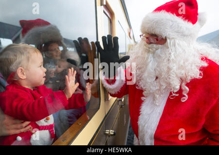 Aberystwyth, Wales, UK. Samstag, 17. Dezember 2016.    Familien und Kinder freuen sich über einen Besuch vom Weihnachtsmann auf einer Reise auf die Vale des Rheidol; Schmalspur-Eisenbahn "Santa Special" Dampf-Zug vom Bahnhof in Aberystwyth Wales UK Foto © Keith Morris/Alamy Live News Stockfoto