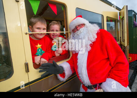 Aberystwyth, Wales, UK. Samstag, 17. Dezember 2016.    Familien und Kinder freuen sich über einen Besuch vom Weihnachtsmann auf einer Reise auf die Vale des Rheidol; Schmalspur-Eisenbahn "Santa Special" Dampf-Zug vom Bahnhof in Aberystwyth Wales UK Foto © Keith Morris/Alamy Live News Stockfoto