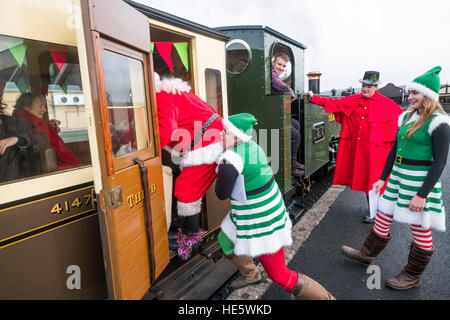 Aberystwyth, Wales, UK. Samstag, 17. Dezember 2016.    Santas Helper gib ihm einen schnellen Stoß, Weihnachtsmann auf eine Reise auf die Vale des Rheidol zu erhalten; Schmalspur-Eisenbahn "Santa Special" Dampf-Zug vom Bahnhof in Aberystwyth Wales UK Foto © Keith Morris/Alamy Live News Stockfoto