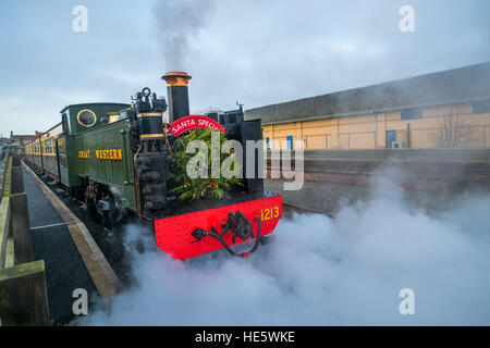 Aberystwyth, Wales, UK. Samstag, 17. Dezember 2016.    Familien und Kinder freuen sich über einen Besuch vom Weihnachtsmann auf einer Reise auf die Vale des Rheidol; Schmalspur-Eisenbahn "Santa Special" Dampf-Zug vom Bahnhof in Aberystwyth Wales UK Foto © Keith Morris/Alamy Live News Stockfoto