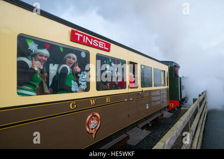 Aberystwyth, Wales, UK. Samstag, 17. Dezember 2016.    Familien und Kinder freuen sich über einen Besuch vom Weihnachtsmann auf einer Reise auf die Vale des Rheidol; Schmalspur-Eisenbahn "Santa Special" Dampf-Zug vom Bahnhof in Aberystwyth Wales UK Foto © Keith Morris/Alamy Live News Stockfoto