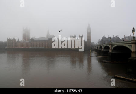 London, UK. 17. Dezember 2016. Foto aufgenommen am 17. Dezember 2016 zeigt das House of Parliament in Nebel in central London, Großbritannien. © Han Yan/Xinhua/Alamy Live-Nachrichten Stockfoto