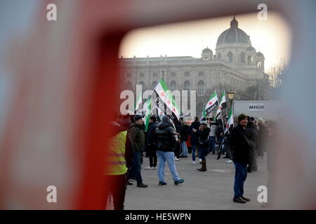 Wien, Österreich. 17. Dezember 2016. Demonstration, Stand-up für Aleppo in Wien am Heldenplatz. Die Islamische Föderation in Wien für die Demonstration aufgerufen. 500 Menschen sind diesem Aufruf gefolgt. © Franz Perc/Alamy Live-Nachrichten Stockfoto