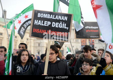 Wien, Österreich. 17. Dezember 2016. Demonstration, Stand-up für Aleppo in Wien am Heldenplatz. Die Islamische Föderation in Wien für die Demonstration aufgerufen. 500 Menschen sind diesem Aufruf gefolgt. © Franz Perc/Alamy Live-Nachrichten Stockfoto