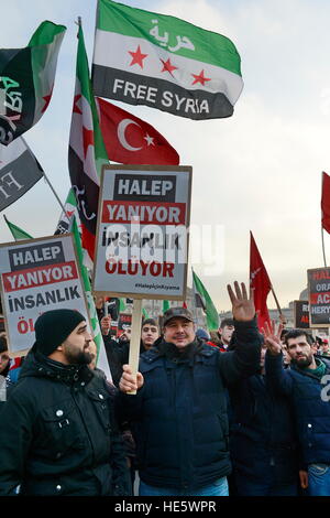 Wien, Österreich. 17. Dezember 2016. Demonstration, Stand-up für Aleppo in Wien am Heldenplatz. Die Islamische Föderation in Wien für die Demonstration aufgerufen. 500 Menschen sind diesem Aufruf gefolgt. © Franz Perc/Alamy Live-Nachrichten Stockfoto