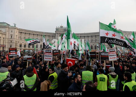 Wien, Österreich. 17. Dezember 2016. Demonstration, Stand-up für Aleppo in Wien am Heldenplatz. Die Islamische Föderation in Wien für die Demonstration aufgerufen. 500 Menschen sind diesem Aufruf gefolgt. © Franz Perc/Alamy Live-Nachrichten Stockfoto