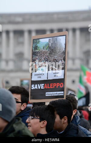 Wien, Österreich. 17. Dezember 2016. Demonstration, tritt für Aleppo in Wien am Heldenplatz ein. Die Islamische Föderation in Wien forderte die Demonstration. 500 Personen sind diesem Anruf gefolgt. Aufschrift „Steh auf für Alepo“. © Franz Perc/Alamy Live News Stockfoto