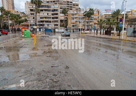 La Cala de Finestrat, Benidorm, Spanien. Dezember 2016. Trümmer auf der Straße nach der Flut gestern, wo ein 65-jähriger Spanier in den Tod gefegt wurde, als starker Regen in der Region fiel. Stockfoto