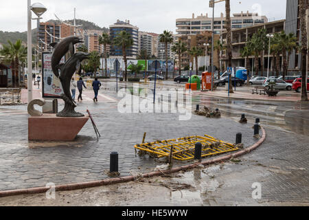 La Cala de Finestrat, Benidorm, Spanien. Dezember 2016. Trümmer auf der Straße und am Strand nach der Sturzflut gestern, wo ein 65-jähriger Spanier in den Tod gefegt wurde, als starker Regen in der Region fiel. Stockfoto