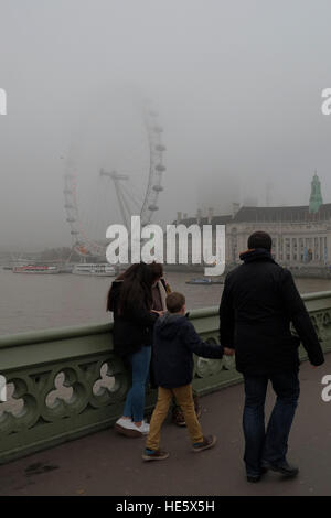 London, UK. 17. Dezember 2016. Großbritannien Wetter. Nebligen Tag in London. © Claire Doherty/Alamy Live News Stockfoto