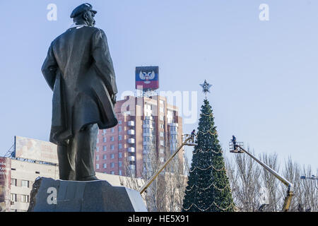 16. Dezember 2016 - Arbeiter bereiten den Weihnachtsbaum unter der Lenin-Statue in wichtigsten Platz von Donezk, Ukraine © Celestino Arce/ZUMA Draht/Alamy Live News Stockfoto