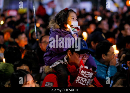 Seoul, Südkorea. 17. Dezember 2016. Südkoreaner besuchen eine Candle-Light-Kundgebung gegen Präsident Park Geun-Hye auf Gwanghwamoon Sqare. © Min Won-Ki/ZUMA Draht/Alamy Live-Nachrichten Stockfoto