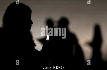 Seoul, Südkorea. 17. Dezember 2016. Südkoreaner besuchen eine Candle-Light-Kundgebung gegen Präsident Park Geun-Hye auf Gwanghwamoon Sqare. © Min Won-Ki/ZUMA Draht/Alamy Live-Nachrichten Stockfoto