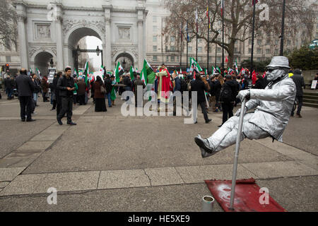 London, UK. 17. Dezember 2016. Straßenkünstler am Rande des Speichervorgangs Aleppo Protest, Marble Arch - 17/12/2016 © Edward Jonkler/Alamy Live-Nachrichten Stockfoto