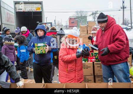 Detroit, Michigan/USA - 17. Dezember 2016 - Mitglieder der Teamsters und AFL-CIO Gewerkschaften Paket Urlaub Futterboxen zur Verteilung an die Arbeitslosen und unterbeschäftigt. Bildnachweis: Jim West/Alamy Live-Nachrichten Stockfoto