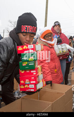 Detroit, Michigan/USA - 17. Dezember 2016 - Mitglieder der Teamsters und AFL-CIO Gewerkschaften Paket Urlaub Futterboxen zur Verteilung an die Arbeitslosen und unterbeschäftigt. Bildnachweis: Jim West/Alamy Live-Nachrichten Stockfoto