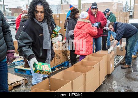 Detroit, Michigan/USA - 17. Dezember 2016 - Mitglieder der Teamsters und AFL-CIO Gewerkschaften Paket Urlaub Futterboxen zur Verteilung an die Arbeitslosen und unterbeschäftigt. Bildnachweis: Jim West/Alamy Live-Nachrichten Stockfoto