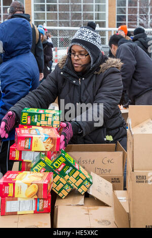 Detroit, Michigan/USA - 17. Dezember 2016 - Mitglieder der Teamsters und AFL-CIO Gewerkschaften Paket Urlaub Futterboxen zur Verteilung an die Arbeitslosen und unterbeschäftigt. Bildnachweis: Jim West/Alamy Live-Nachrichten Stockfoto