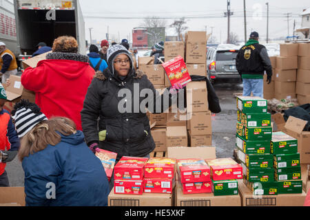 Detroit, Michigan/USA - 17. Dezember 2016 - Mitglieder der Teamsters und AFL-CIO Gewerkschaften Paket Urlaub Futterboxen zur Verteilung an die Arbeitslosen und unterbeschäftigt. Bildnachweis: Jim West/Alamy Live-Nachrichten Stockfoto