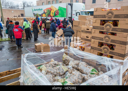 Detroit, Michigan/USA - 17. Dezember 2016 - Mitglieder der Teamsters und AFL-CIO Gewerkschaften Paket Urlaub Futterboxen zur Verteilung an die Arbeitslosen und unterbeschäftigt. Bildnachweis: Jim West/Alamy Live-Nachrichten Stockfoto