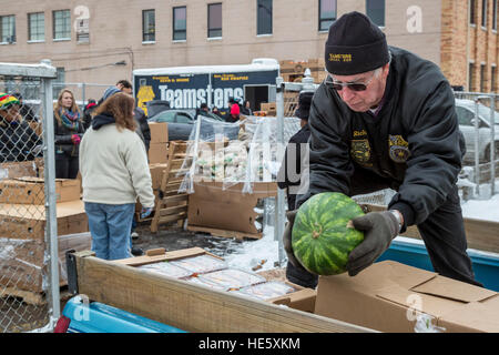 Detroit, Michigan/USA - 17. Dezember 2016 - Mitglieder der Teamsters und AFL-CIO Gewerkschaften Paket Urlaub Futterboxen zur Verteilung an die Arbeitslosen und unterbeschäftigt. Bildnachweis: Jim West/Alamy Live-Nachrichten Stockfoto