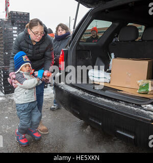 Detroit, Michigan/USA - 17. Dezember 2016 - Mitglieder der Teamsters und AFL-CIO Gewerkschaften Urlaub Futterboxen, Arbeitslose und Unterbeschäftigte verteilen. Bildnachweis: Jim West/Alamy Live-Nachrichten Stockfoto