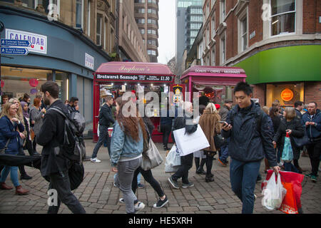 Fast Food essen und Imbissbuden, mobile Business, mobile Gastronomie Anhänger, warmes Essen, Vans, Catering Karren. Stadtzentrum Essen & Trinken Outlet, Kioske in Manchester, UK. 17. Dezember 2016. Geschäfte, Shopper Taschen tragen als Pre-Boxing Tag Sales Start in der Stadt mit mehreren Einzelhändlern jetzt Werbung Rabatte in der letzten Woche vor Weihnachten einkaufen. Stockfoto