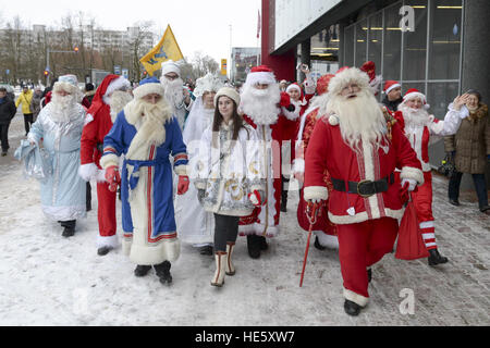 Narva, Estland. 17. Dezember 2016. Weihnachtsbuchstaben marschieren entlang der Straße während der internationalen SantaFest 2016 in Narva, Ostestland, am 17. Dezember 2016. Weihnachtsbuchstaben aus Estland, Russland und Finnland nahmen an der Veranstaltung für vorweihnachtliche feiern mit den Einheimischen. (Xinhua/Sergei Stepanov) Bildnachweis: Xinhua/Alamy Live-Nachrichten Stockfoto