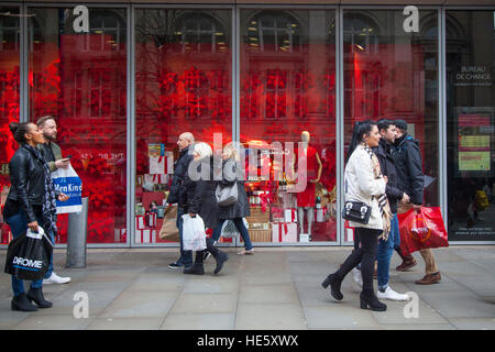 Marks and spencer, M&S, Plastiktüten, Straßenszenen für den täglichen Lifestyle in Manchester, Großbritannien. Dezember 2016. Der Verkauf vor dem Boxing Day beginnt in der Stadt. Mehrere Einzelhändler werben jetzt für Rabatte in der letzten Woche des Einkaufs vor Weihnachten. Es scheint, als ob jeder andere Käufer eine Tüte mit Einkäufen und in einigen Fällen viele, viele Waren bei den zahlreichen speziellen, hochwertigen Einzelhändlern in und um das Stadtzentrum von Piccadilly mit sich führt. Stockfoto