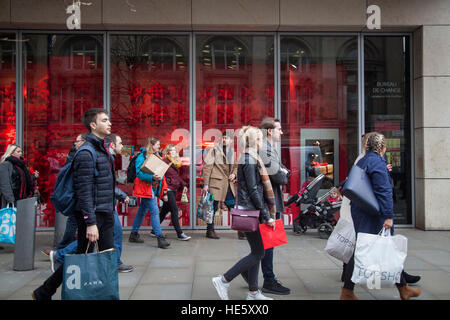 Marks and spencer, M&S, Plastiktüten, Straßenszenen für den täglichen Lifestyle in Manchester, Großbritannien. Dezember 2016. Der Verkauf vor dem Boxing Day beginnt in der Stadt. Mehrere Einzelhändler werben jetzt für Rabatte in der letzten Woche des Einkaufs vor Weihnachten. Es scheint, als ob jeder andere Käufer eine Tüte mit Einkäufen und in einigen Fällen viele, viele Waren bei den zahlreichen speziellen, hochwertigen Einzelhändlern in und um das Stadtzentrum von Piccadilly mit sich führt. Stockfoto