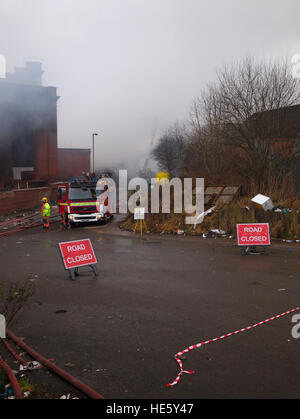 Notdienste haben mehr als 100 Unterkünfte in der Nähe evakuiert, nach einem großen Feuer an einem Papier-Mühle-Standort in Greater Manchester brach.  Mehr als 70 Feuerwehrleute und 15 Feuerwehrautos aus größeren Manchester Feuer und Rettung Service wird das Feuer auf das Gebäude in Cardwell Straße in Oldham, Nord-östlich von Manchester, am Donnerstagmorgen angegangen. Stockfoto