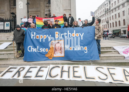 London, UK. 17. Dezember 2016. Eine Mahnwache auf der Treppe von St. Martin in the Fields ist Teil einer internationalen Tag der Solidarität fordern die Freilassung von Chelsea Manning, inhaftiert seit 2010 für die Freigabe Tausender Dokumente an Wikileaks zeigen die USA, Großbritannien und andere Regierungen Kriegsverbrechen und Korruption in Afghanistan, Haiti, Irak, Israel & der palästinensischen Autonomiebehörde, Peru, Venezuela und anderen Ländern. Chelsea, wer kam da eine Trans-Frau im Jahr 2013 immer wieder worden, von Militärs im Gefängnis und zweimal in diesem Jahr belästigt hat hat einen Selbstmordversuch unternommen. Bildnachweis: Peter Marshall/Alamy Live-Nachrichten Stockfoto