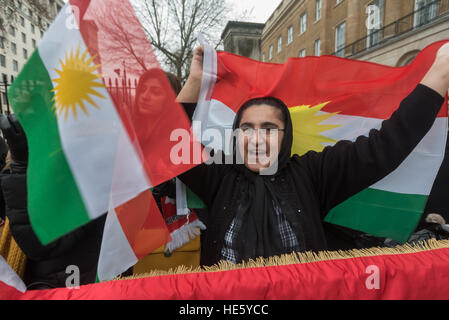 London, UK. 17. Dezember 2016. Kurden, viele tragen oder die Free Kurdistan Flagge winken protestieren gegenüberliegenden Downing St fordern die zivilisierte Welt, um die Opfer der Peshmarga im Kampf für Freiheit und gegen den islamischen Extremismus im Irak und in Syrien zu erkennen. Sie verweisen auf die zunehmenden Angriffe auf die Kurden von der türkischen Regierung, die versucht, ihre nationalen Identität zu zerstören und bitten um Unterstützung für ihren Kampf für einen freien und unabhängigen Staat Kurdistan. © Peter Marshall/Alamy Live-Nachrichten Stockfoto