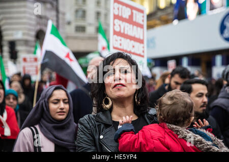 London, UK. 17. Dezember 2016. Der Marsch für Aleppo, organisiert von der Syrien-Solidaritätskampagne durchläuft Londoner aus Protest gegen die westlichen Untätigkeit angesichts der anhaltenden Angriffe auf Aleppo durch syrische Assad Regierung und ihre Verbündeten, insbesondere Russland. Stockfoto