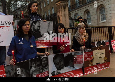 London, UK. 17. Dezember 2016. Hunderte von Demonstranten teilgenommen "Marsch für Aleppo" im Zentrum von London zur Solidarität mit Menschen aus der belagerten Stadt Aleppo und anderen Bereichen von Krieg-heftig gezerrissenes Syrien. Die Teilnehmer forderte die internationale Gemeinschaft zu handeln über Gräueltaten gegen Zivilisten und Bemühungen um eine Lösung der humanitären Krise in den Kriegsgebieten von Syrien zu erhöhen. Wiktor Szymanowicz/Alamy Live-Nachrichten Stockfoto