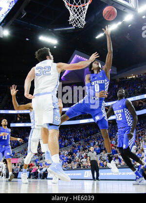 Las Vegas, Nevada, USA. 23. Februar 2016. Kentucky Wildcats Wache De'Aaron Fox (0) trieb die Spur für zwei seiner 24 Punkte als Kentucky North Carolina 103-100 auf Samstag, 17. Dezember 2016 in Las Vegas, NV besiegte © Lexington Herald-Leader/ZUMA Draht/Alamy Live News Stockfoto