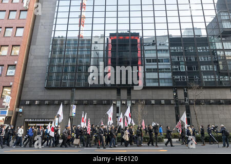 Tokyo, Tokyo, Japan. 18. Dezember 2016. Bewegung nationalistische Demonstranten marschieren durch ein Tokio-Straße gegen die Aufhebung des Gesetzes zu manifestieren, welche Sanktion ist Blasphemie der kaiserlichen Familie. © Alessandro Di Ciommo/ZUMA Draht/Alamy Live-Nachrichten Stockfoto