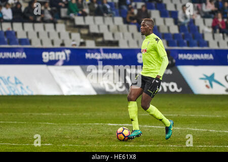 Oviedo, Asturien, Spanien. 17. Dezember 2016. Cordoba Verteidiger Bijimine während der Liga-123-match zwischen Real Oviedo V Córdoba CF in Carlos Tartiere in Oviedo, Asturien, Spanien. Bildnachweis: Alvaro Campo/Alamy Live-Nachrichten Stockfoto